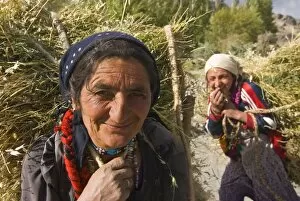 Women coming back from the field, Wakhan valley, Tajikistan, Central Asia, Asia