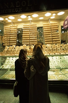 Kapali Carsi Prints: Women looking at gold in the Grand Bazaar