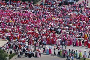Dres Prints: Women in national dress parade in Kim Il Sung Square for state visit