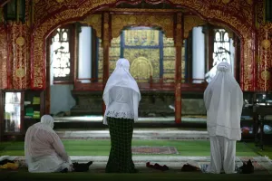 Images Dated 5th November 2009: Women in the Niujie Mosque in Beijing, China, Asia