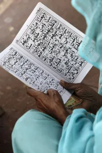 Delhi Prints: Women reading at Jamma Masjid (Delhi Great Mosque), Delhi, India, Asia