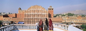 Sari Prints: Women in saris in front of the facade of Hawa Mahal