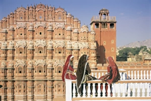 Sari Prints: Women in saris in front of the facade of the Palace of the Winds