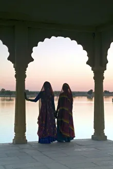Images Dated 25th November 2007: Women In Traditional Dress, Jaisalmer, Western Rajasthan, India