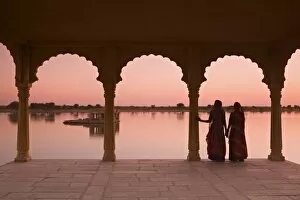 Images Dated 25th November 2007: Women In Traditional Dress, Jaisalmer, Western Rajasthan, India