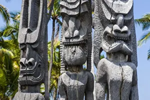 Wooden statues in the Puuhonua o Honaunau National Historical Park, Big Island, Hawaii, United States of America, Pacific
