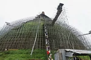 Images Dated 12th December 2011: Workers and scaffolding on the Abhayagiri Dagoba, Anuradhapura, UNESCO World Heritage Site