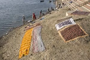 Workers washing clothes in the Ganga River, Varanasi, Uttar Pradesh, India, Asia