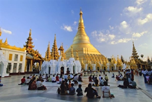 Burmese Prints: Worshippers at the great golden stupa, Shwedagon Paya (Shwe Dagon Pagoda)