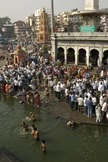 Worshippers at the Ramkund tank on the ghats along the holy River Godavari, Nasik (Nashik), Maharashtra, India, Asia