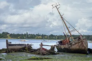 Suffolk Prints: Wrecked boats by the waters edge at Pin Mill