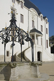 Images Dated 19th September 2008: The wrought iron well canopy in the courtyard of the Chateau des Ducs de Bretagne