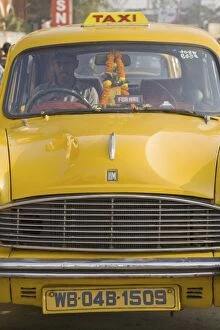 Yellow Ambas s ador taxi outs ide Howrah train s tation, Kolkata (Calcutta)