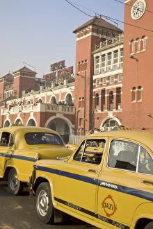 Yellow Ambas s ador taxis outs ide Howrah train s tation, Kolkata (Calcutta)