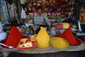 Maharashtra Prints: Yellow turmeric and red dye for sale, old town, Pune, Maharashtra state, India, Asia