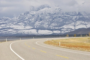 Images Dated 4th October 2009: Yellowhead Highway, Jasper National Park, UNESCO World Heritage Site, Alberta