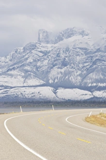 Images Dated 4th October 2009: Yellowhead Highway, Jasper National Park, UNESCO World Heritage Site, Alberta