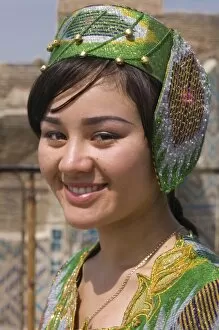 Images Dated 11th August 2009: Young happy bride, Shakrisabz, Uzbekistan, Central Asia, Asia