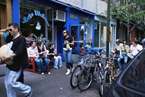 Pavements Prints: Young people outside a cafe in the Nolita neighbourhood