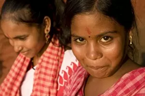 Images Dated 12th April 2009: Young shy girls on the Howrah river banks, Kolkata (Calcutta), West Bengal, India, Asia