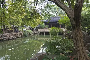 Yu Gardens (Yuyuan Gardens), the restored 16th century gardens are one of Shanghais most popular tourist attractions, Nanshi, Shanghai, China, Asia