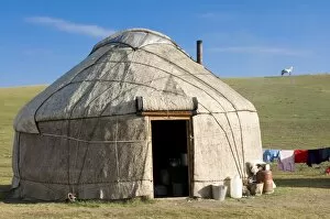 Images Dated 31st August 2009: Yurts, tents of Nomads at Song Kol, Kyrgyzstan, Central Asia
