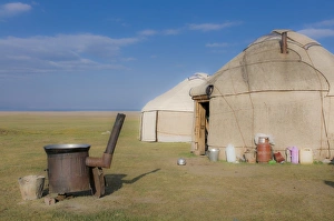 Images Dated 31st August 2009: Yurts, tents of nomads at Song Kol, Kyrgyzstan, Central Asia, Asia