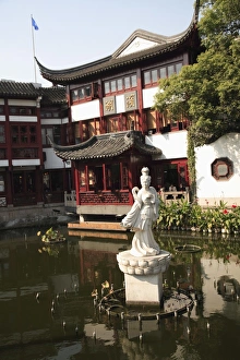 Images Dated 8th November 2006: Yuyuan Gardens and bazaar, Shanghai, China, Asia
